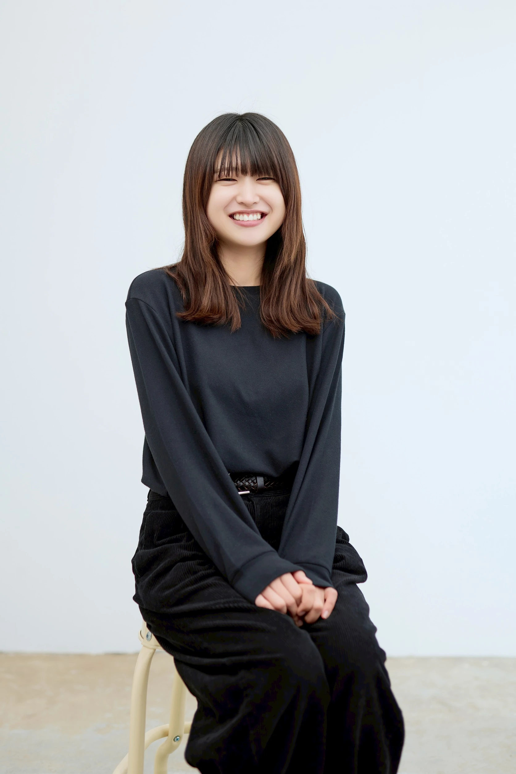 黒い服の女性